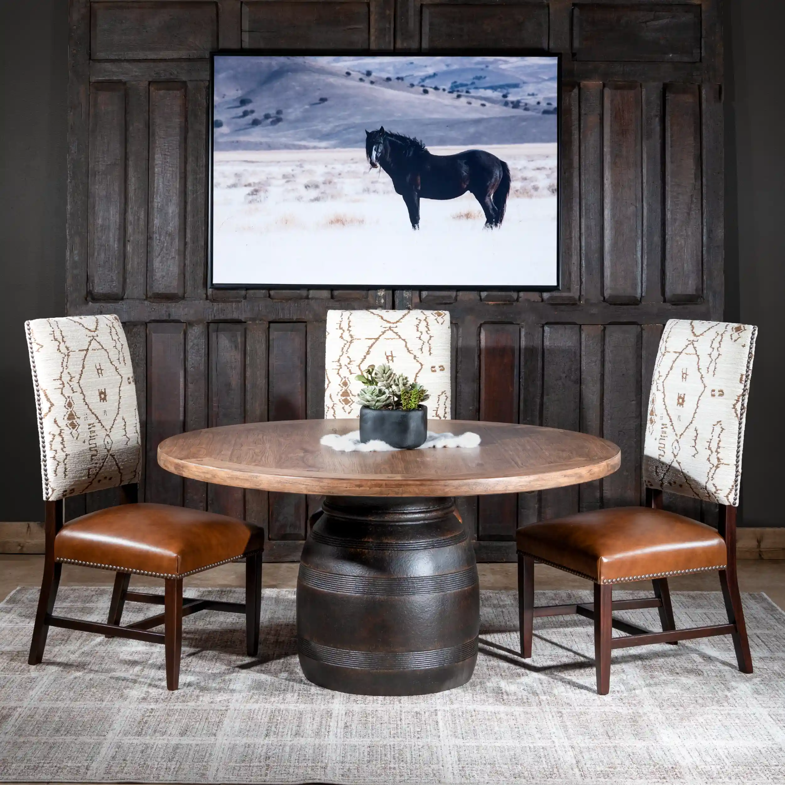 How to Blend Leather, Wood, and Iron in Western Dining Spaces