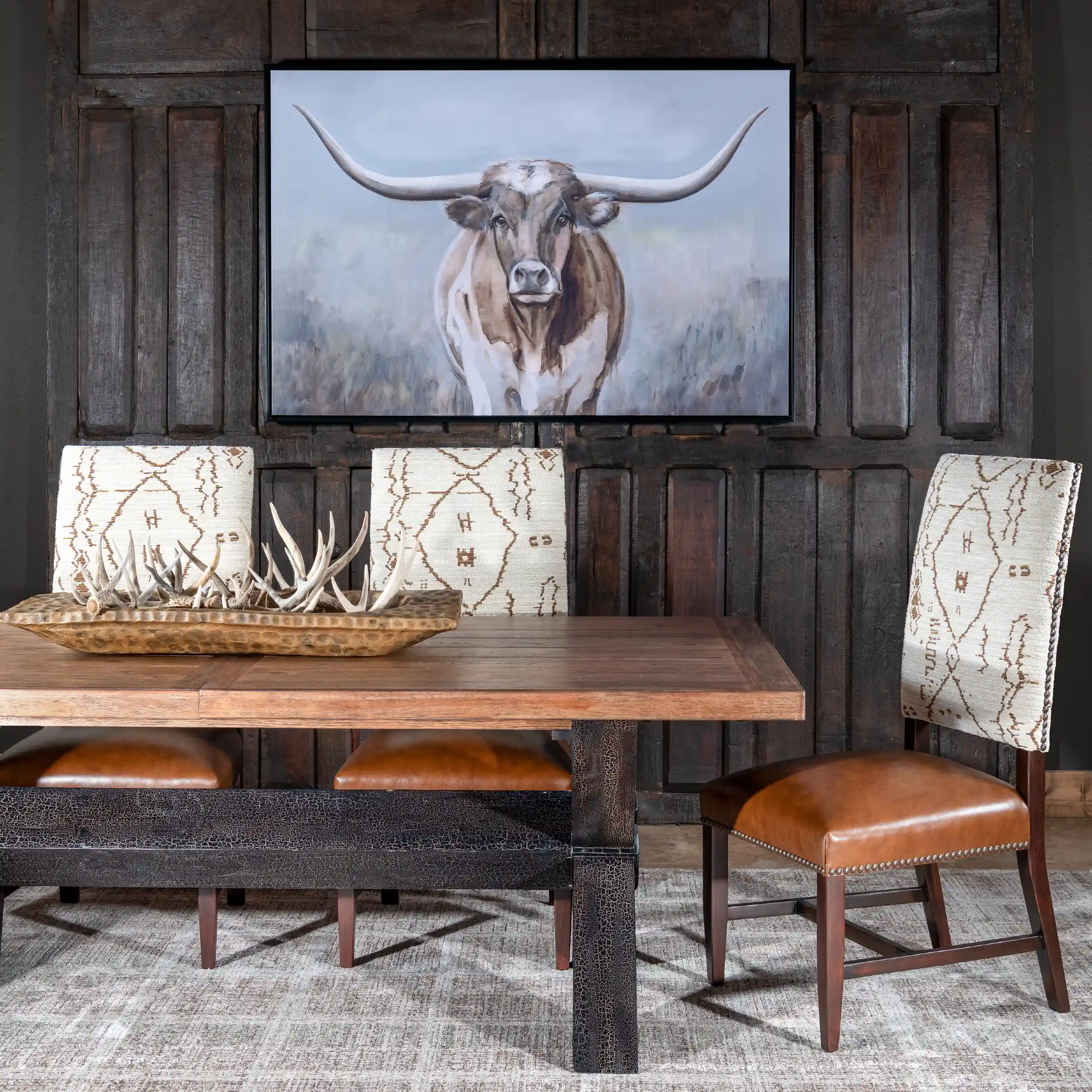 How to Blend Leather, Wood, and Iron in Western Dining Spaces
